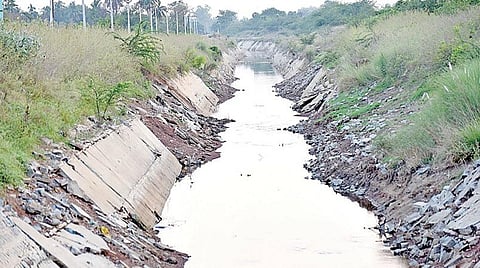 சென்னைக்கு குடிநீர் கொண்டுவர பயன்படும் கிருஷ்ணா கால்வாயின் கரை ஊத்துக்கோட்டை அருகே ஆங்காங்கே சரிந்து காணப்படுகிறது.  படம்: ம.பிரபு