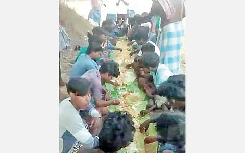 பாபநாசம் அருகே கரோனா எச்சரிக்கையையும் மீறி சமூக இடைவெளியை கடைபிடிக்காமல் நெருக்கமாக அமர்ந்து கறி விருந்து சாப்பிடும் இளைஞர்கள்.﻿﻿