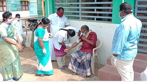 தஞ்சை, பேராவூரணியில் வீடுகளுக்கே சென்று மருத்துவ உதவிகளைச் செய்துவரும் ஆரம்ப சுகாதார நிலைய மருத்துவக் குழுவினர்.