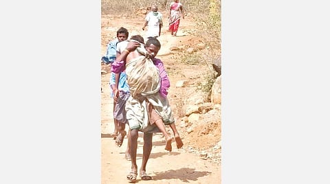 ஏரிமலையில் பூச்சிமருந்து குடித்த பெண்ணை தோளில் சுமந்தபடி மலையை விட்டு இறங்கும் கிராம மக்கள்.