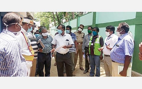 19 பேர் கரோனாவால் பாதிக்கப்பட்ட  புளியங்குடியில் தென்காசி மாவட்ட ஆட்சியர் அருண் சுந்தர் தயாளன் ஆய்வு செய்தார்.