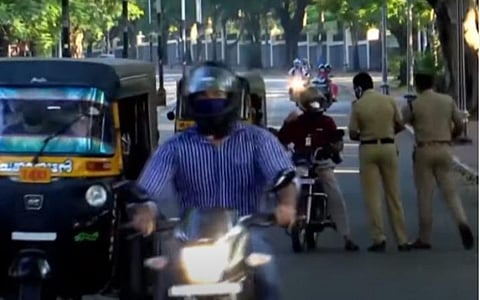 கேரளாவின் சில பகுதிகளில் திங்கள் முதல் லாக் டவுன் தளர்த்தப்பட்ட நிலையில் சாலைகளில் போக்குவரத்து அனுமதிக்கப்பட்ட காட்சி.