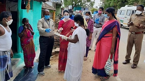 பசுவந்தனையில் சுகாதாரத்துறை துணை இயக்குநர் அனிதா தலைமையில் ஊழியர்கள் வீடு, வீடாக ஆய்வு மேற்கொண்டனர்.