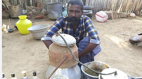 ராமேசுவரம் அருகே குக்கரில் சாராயம் தயாரித்த கொத்தனார் கைது: மேலும் மூவர் தலைமறைவு