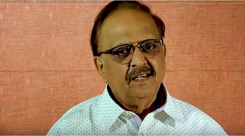தொடர்ச்சியாகப் பணிபுரிவோருக்கு நன்றிப் பாடல்: எஸ்.பி.பி - வைரமுத்து வெளியீடு