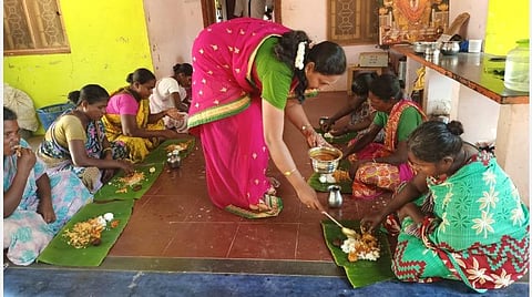 தூய்மைப் பணியாளர்களுக்கு தனது கையால் உணவு சமைத்துப் பரிமாறிய ஊராட்சித் தலைவி