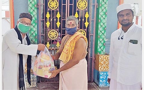 தஞ்சாவூரில் நேற்று முஸ்லிம் அறக்கட்டளை சார்பில் அர்ச்சகர் ஒருவருக்கு நிவாரணப் பொருட்கள் வழங்கப்படுகின்றன.﻿﻿