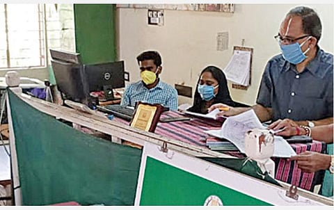 பத்திர எழுத்தர்கள், ஆவண தயாரிப்பு அலுவலகங்கள் இயங்காததால் வெறிச்சோடும் சார்பதிவாளர் அலுவலகங்கள்: அடமான பத்திரம், திருமண பதிவுக்கு மட்டுமே சிலர் வருவதாக தகவல்