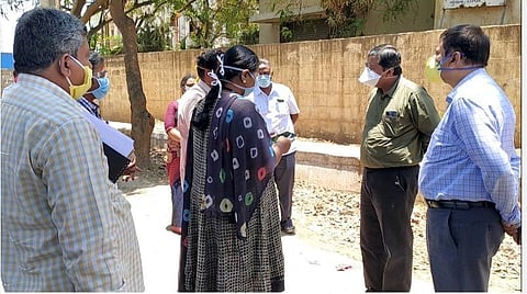 ஓசூர் பேகேப்பள்ளி கிராமத்தில் கரோனா வைரஸ் தடுப்பு சிறப்பு கண்காணிப்புக் குழுவினர் ஆய்வு