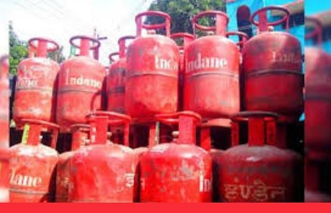 ஏழைகளுக்கு அதிக அளவில் சமையல் எரிவாயு சிலிண்டர்களை விநியோகிக்க வேண்டும்: மத்திய அமைச்சர் அறிவுரை