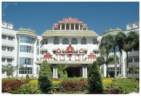கரோனாவால் உயிரிழக்கும் மருத்துவர்கள் உடலை அரசு மரியாதையுடன் அடக்கம் செய்ய வேண்டும்: உயர் நீதிமன்ற கிளையில் மனுத்தாக்கல்