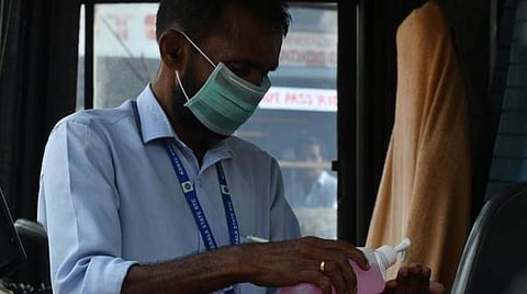 குப்பைத் தொட்டியில் முகக் கவசங்கள்: தூய்மைப் பணியாளர்களுக்கு கரோனா அபாயம்; தனிப்பையில் சேகரித்து ஒப்படைக்க மதுரை மாநகராட்சி வேண்டுகோள் 
