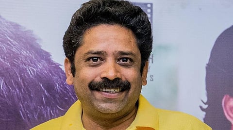 கரோனா அச்சுறுத்தலிலும் இடைவிடாது பணிபுரிபவர்களுக்கு சீனு ராமசாமி எழுதிய வாழ்த்துப் பா