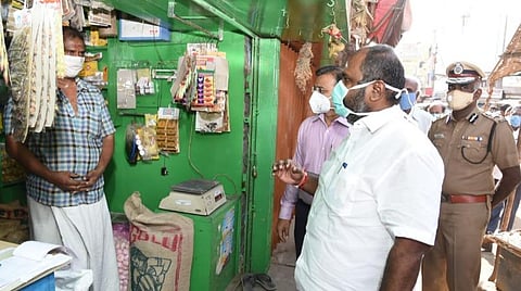 கீழமாசி வீதியில் அத்தியாவசியப் பொருட்கள் விற்பனை, இருப்பு விவரம் குறித்து அமைச்சர் ஆபி.உதயகுமார் ஆய்வு செய்தார்.