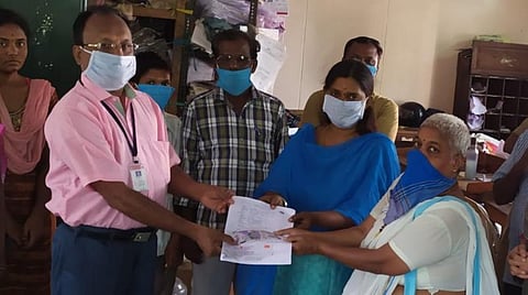 பிரதமர், அனைத்து மாநில முதல்வர்களுக்கு மணியார்டர் மூலம் தலா ரூ.100 நிவாரண நிதி வழங்கிய 65 வயது மூதாட்டி:  சாப்பாட்டுக்காக வைத்திருந்த பணத்தை வழங்கி நெகிழ்ச்சி