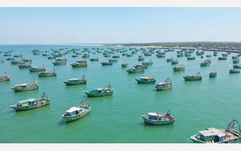 மீன்பிடித் தடையால் ராமேசுவரம் கடலில் ஆழமற்ற பகுதிகளில் நிறுத்தப்பட்டிருக்கும் விசைப்படகுகள்.
