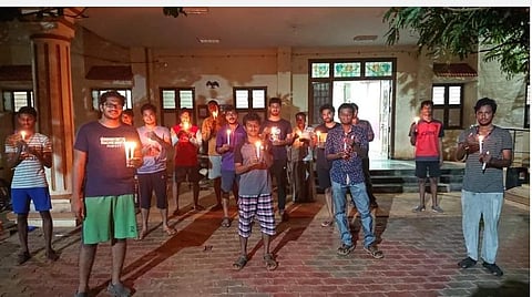 மெழுகுவர்த்தி ஏந்திய மருத்துவப் பணியாளர்கள்: வலியுறுத்தும் கோரிக்கைகள் என்ன?