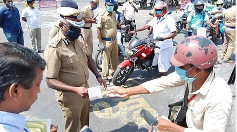 புதிய செயலியை அறிமுகப்படுத்தி வைத்து, கோரிப்பாளையத்தில் காவல் ஆணையர் வாகனச் சோதனை செய்தார்.