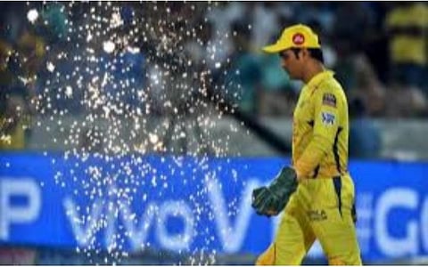 நான்கு கோப்பை வாங்கிய ரோஹித் சர்மா இருக்க, தோனிக்குதான் மகுடம்!- ஏன்?