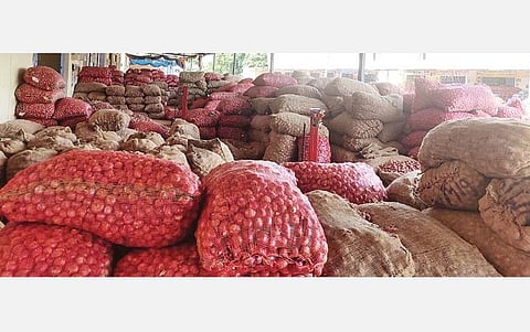 திருச்சி வெங்காய மண்டியில் தேங்கியுள்ள பெரிய வெங்காயம்.