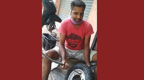 என்னால் முடிந்த சேவை: கரோனா காலத்தில் காசு வாங்காமல் பஞ்சர் ஒட்டும் சதீஷ்குமார்