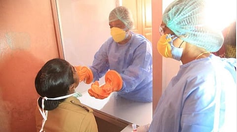 குமரியில் போலீஸாருக்கு கரோனா பரிசோதனை: மருத்துவமனையிலிருந்து காரில் தப்பிய காவலர் நெல்லையில் சிக்கினார்
