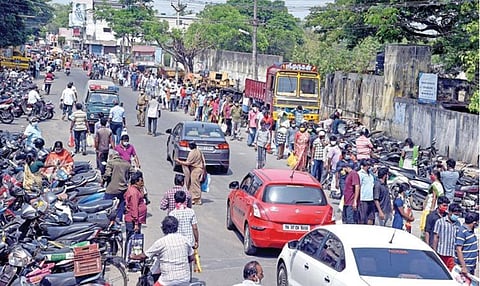 ﻿சென்னை, மேற்கு தாம்பரத்தில் உள்ள பள்ளி வளாகம் தற்காலிக சந்தையாக மாற்றப் பட்டுள்ளது. அங்கு காய்கறிகள் வாங்க வளாகத்துக்கு வெளியே நீண்ட வரிசையில் காத்திருந்த மக்கள்.படங்கள் : எம்.முத்துகணேஷ்﻿