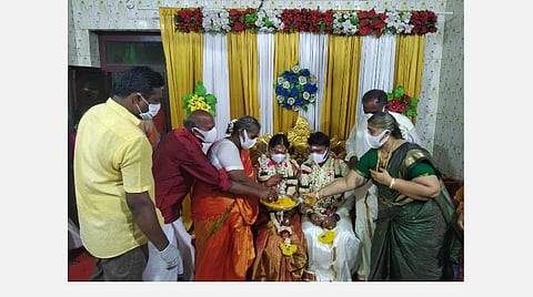 திருவாரூரில் முழு ஊரடங்கு காரணமாக 8 பேருடன் எளிமையாக நடந்த திருமணம்