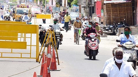 விழுப்புரம் நகரில்  ஊரடங்கின்போது சாலையில் பயணிக்கும் வாகனங்கள் | கோப்புப் படம்.