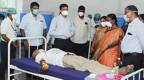 தஞ்சாவூர் மருத்துவக் கல்லூரியில் கரோனா தடுப்புப் படை தன்னார்வக் குழுவினரிடமிருந்து ரத்த தானம் பெறும் முகாமை மாவட்ட ஆட்சியர் ம.கோவிந்தராவ் தொடங்கி வைத்தார்.