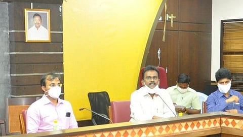 ‘கரோனா’வால் தடை செய்யப்பட்ட பகுதிகளில் வீட்டை விட்டு வெளியே வரும் மக்கள் மீது நடவடிக்கை: மதுரை மாநகராட்சி ஆணையர் எச்சரிக்கை 