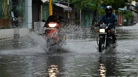 தமிழகத்தில் 4 நாட்களுக்கு மழை தொடரும்: வானிலை ஆய்வு மையம் தகவல் ​