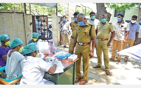 மதுரை திடீர் நகர் மேலவாசல் பகுதியில் உள்ள ஆரம்ப சுகாதார மையத்தில் கரோனா தொற்று பரிசோதனை செய்து கொண்ட போலீஸார். படம்: எஸ்.கிருஷ்ணமூர்த்தி
