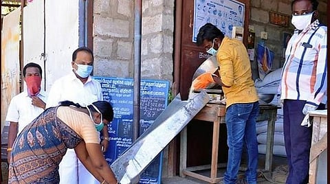 திண்டுக்கல்லில் உள்ள ரேஷன் கடையில் பொருட்கள் விநியோகம் | 
படம்: ஜி.கார்த்திகேயன்