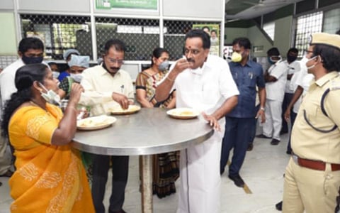 அம்மா உணவகத்தில் உணவு உண்ணும் அமைச்சர் எம்.ஆர்.விஜயபாஸ்கர்