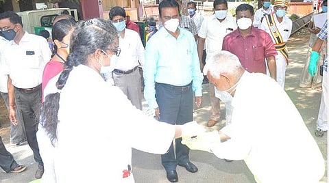 தூய்மைப் பணியாளர்களுக்கு நோய் எதிர்ப்பு சக்தியை அதிகரிக்கும் மாத்திரைகள்: மதுரை மாநகராட்சியில் விநியோகம் 