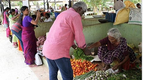 மதுரையில் கரோனா சமூக பரவலாவதைத் தடுக்க உழவர் சந்தைகள் மூடப்படுமா?- சமூக ஆர்வலர்கள் கேள்வி