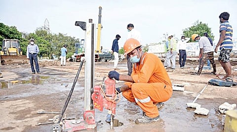 ﻿கரோனா வைரஸ் பரவலைத் தடுக்க நாடு முழுவதும் ஊரடங்கு அமல்படுத்தப்பட்டுள்ளதால் ரயில் சேவை முற்றிலும் தடை செய்யப்பட்டுள்ளது. மேலும், வாகனப் போக்குவரத்து, மக்கள் நடமாட்டம் இல்லாததால் சென்னை யானைகவுனியில் பழுதடைந்த ரயில்வே மேம்பாலத்தை இடிக்கும் பணி குறைந்த பணியாளர்களைக் கொண்டு நடைபெற்று வருகிறது.படம். ம.பிரபு﻿