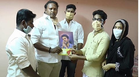 ஊரடங்கால் வறுமையில் வாடிய கர்ப்பிணி: மருத்துவ செலவிற்கு உதவி செய்த நடிகர் விஜய்