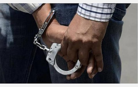 காரில் சென்று சாராயம் ‘டோர் டெலிவரி’- பெரம்பலூரில் 2 இளைஞர்கள் கைது