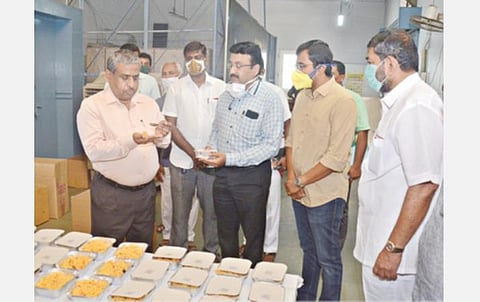 கோவையில் ஹோட்டல் உரிமையாளர்கள் சங்கம் சார்பில் தயாரிக்கப்படும் உணவை பார்வையிட்ட ஆட்சியர் கு.ராசாமணி. அருகில்,  உணவுப் பாதுகாப்பு நியமன அலுவலர் தமிழ்ச் செல்வன் மற்றும் சங்க நிர்வாகிகள்