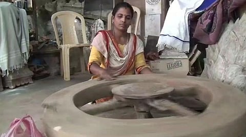 பொம்மை செய்யும் பணியில் ஈடுபட்டு வரும் வரலட்சுமி.