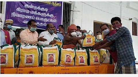 குன்றக்குடி மக்களுக்கு கரோனா நிவாரணம்: குன்றக்குடி பொன்னம்பல அடிகளார் வழங்குகிறார்