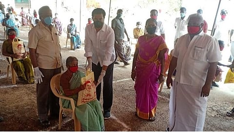 திண்டுக்கல் திமுக சார்பில் கிராம மக்கள் 3000 பேருக்கு உதவிப் பொருட்கள் வழங்கல்