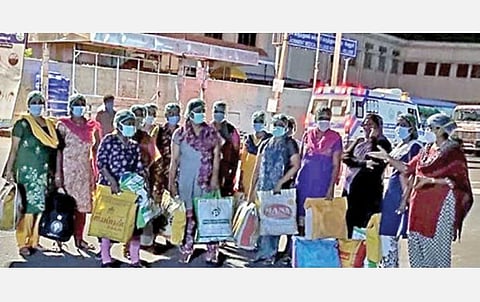 வேலூர் அரசு மருத்துவக் கல்லூரிக்கு வெளியே தங்களது உடமைகளுடன் திடீர் போராட்டத்தில் ஈடுபட்ட செவிலியர்கள்
