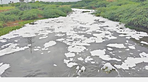 திருப்பூர் மாணிக்காபுரம்புதூர் பகுதியில் நொய்யல் ஆற்றில் நுரையுடன் நேற்று சென்ற சாயக் கழிவுநீர்.