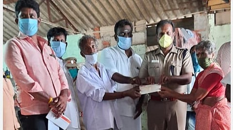 போலியோ பாதித்த குழந்தைகளுடன் வறுமையில் வாடிய குடும்பத்துக்கு ரூ.1 லட்சம் உதவி: ரஜினி மக்கள் மன்றத்தினரின் மனிதநேயம்