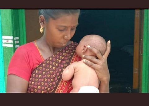 குழந்தையுடன் தாய் அங்காள பரமேஸ்வரி.