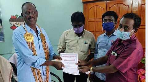 ஓய்வுபெறும் ஓட்டுநர், நடத்துநர்களின் வீட்டுக்கே சென்று பிரியா விடை கொடுக்கும் போக்குவரத்துக் கழக அதிகாரிகள்