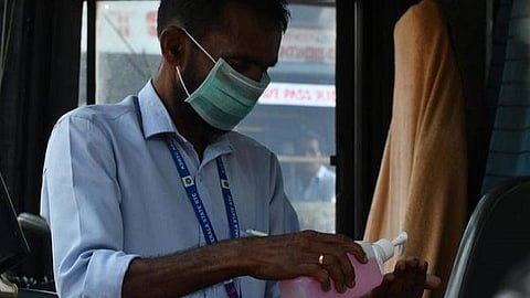முகக்கவசம், கையுறைகள் வழங்குக: பாதுகாப்பு உபகரணங்களின்றி பணியாற்றும் கால்நடை பராமரிப்புத்துறை பணியாளர்கள் கோரிக்கை